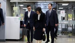 尹부부 동시 구속기로…김건희 법원 출석 질문에 '묵묵부답'