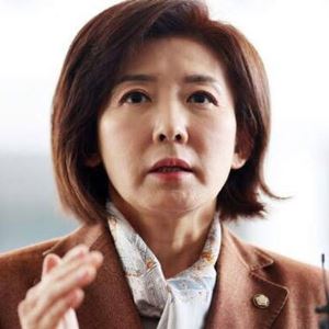 조국 사면되자 '82학번 동기' 나경원 "정의는 죽었다"