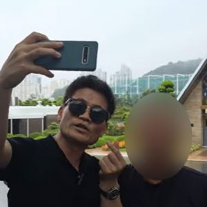 "저는 들어갈 수 없다"…전한길, '전대 출입금지'에도 부산 갔다