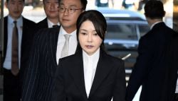 수용번호 ‘4398' 단 김건희, 2평 독방 수감…“식사 못할 상황”