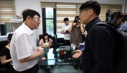 '尹대통령실 민간인 동원' 신고 신혜식, 경찰에 휴대폰 임의제출