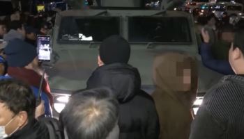 12·3 계엄날 장갑차 막은 부부, 李대통령 ‘국민임명장’ 수여