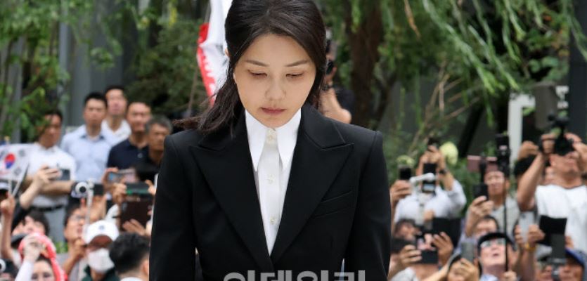 [속보]김건희 수갑 차고 호송차로 이동중…곧 특검 도착
