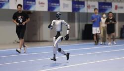 중국 휴머노이드 로봇 올림픽 개막…육상·축구·댄스 기술 겨룬다
