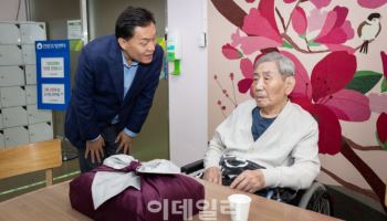 102세 오성규 애국지사 만난 이재준 수원시장 "헌신에 감사"