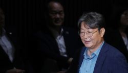 경찰 '주식 차명거래 의혹' 이춘석 의원 소환