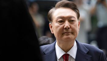 병원 간 윤석열 "발목에 '전자발찌'...'수갑'도 찼다"