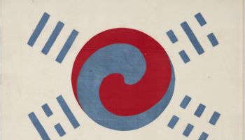 찢어지고 빛바래도…광복 80주년 맞아 더 특별한 태극기