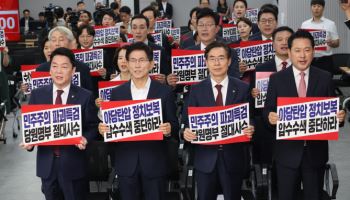 민주·국힘 모두 막아섰던 중앙당사 압색…여야 없는 심장부 사수전 [국회기자24시]