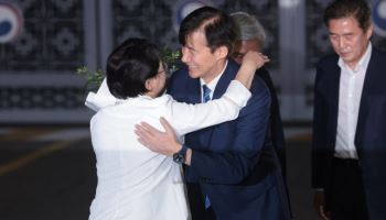 '석방되면 가장 먼저 하고 싶은 일'...조국, 출소 뒤 첫 SNS