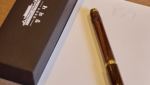 “두께가 아름답다” 트럼프가 탐낸 그 펜…“주문 폭주에 얼떨떨”