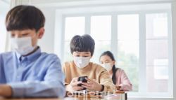 “수업 중 스마트폰 NO”…내년 3월부턴 ‘불법'된다