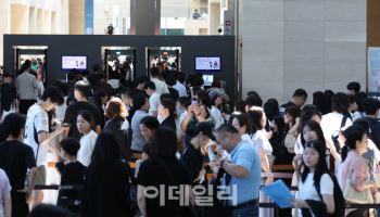 "주차에만 2시간, 휴게실도 만석…사람 치여 감상도 못해"
