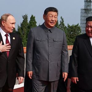 中·러와 나란히…“김정은, ‘3대 강국’같은 연출로 입지 강화”