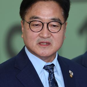 우원식 의장, 中서 열병식 참관 전 김정은과 악수 나눠