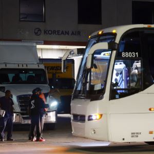 "전세기 언제 오나요"…'美 석방 근로자' 기다리는 가족들, 불안·초조