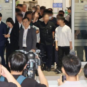 美구금 한국인 316명 무사귀국...1명은 왜 남았을까?