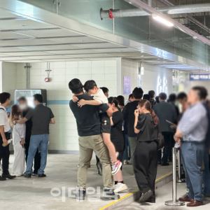 "얼싸 안고 눈물 흘리고"…`美 구금` 근로자, 가족 상봉 현장(종합)