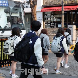 유초중고생 1년 새 13만명 감소…다문화 학생 비중 4% 돌파