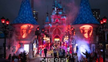 낮엔 피카츄, 밤엔 좀비…롯데월드 가을축제 '극과 극' 재미
