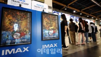 [데스크의 눈]'홀드백'만으로 극장 관객 돌아올까