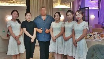 "승무원 같은 北 여성들, 북한식 치킨 팔아" 평양관 후기