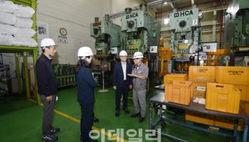 中企 방문한 기재부 2차관 "영세 사업장 산재 예방 사업 확대"