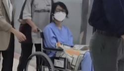 “전자발찌 차고 휠체어”…김건희, 병원 진료서 포착