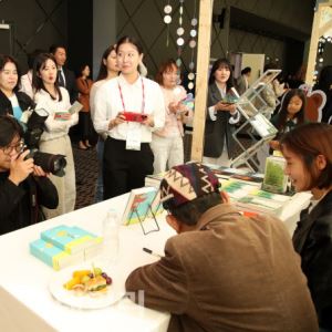 말차 막걸리부터 전통 굿즈까지…즐길 거리 넘치는 W부스[2025 W페스타]