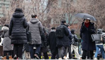 희망퇴직 절정인데…기업만 계속 때리는 정치권