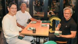 치맥집으로 초대한 젠슨황…삼성 HBM·현대차 로봇 초밀착