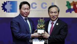 최태원 "AI 격차 해소 뜻 모아"…APEC CEO 서밋 폐막