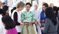 직접 고른 '핫템'…김 여사, 영부인들에 건넨 선물은