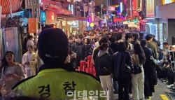 '매우혼잡' 이태원·홍대 인파 폭증…곳곳서 호루라기 울렸다 (종합)