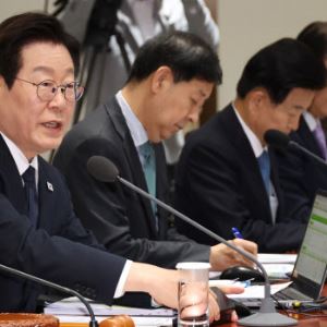 李대통령, APEC 후 첫 국무회의…"경제·외교 긴장 잃지 말자"