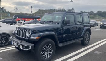 묵직함과 강인함의 끝판왕 '지프 랭글러 사하라'[타봤어요]