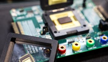 中, 국가 지원 데이터센터 수입 AI칩 금지…엔비디아 타격