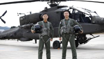 최고의 육군항공 '명사수'…아파치 조종사 이대식·조명환 준위 '탑 헬리건'