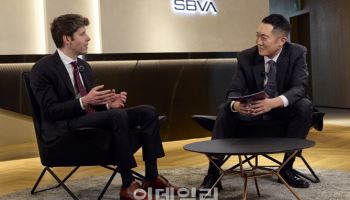 [마켓인]샘 올트먼, 이준표 SBVA 대표와 韓 다큐 최초 단독 인터뷰