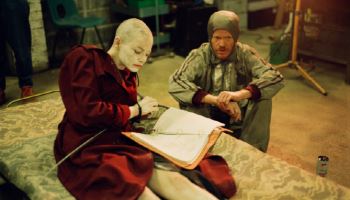 '부고니아' 촬영 현장 비하인드…엠마 스톤 파격 삭발 투혼