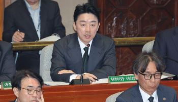 '李재판 재개돼야' 野주장에…강훈식 "재개 시 '다른 조치' 필요"