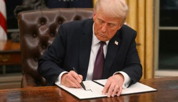 美 대법원 "여권에 제3성별 표기 금지"…트럼프 손 들어줘