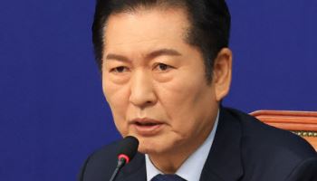 정청래, 취임 100일 기자간담회 않는다…대신 유기견 봉사활동