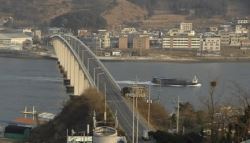 ‘낚싯바늘에 시신이…' 옛 거제대교 밑 40대 변사체 발견