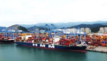 글로벌 해운운임 소폭 하락…다시 1400대로