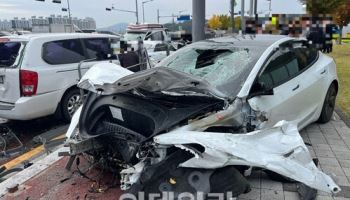대전서 테슬라 차량 돌진에 10중 추돌…1명 사망·15명 부상