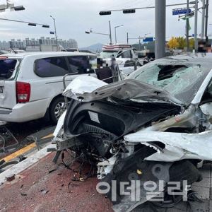 대전서 테슬라 차량 돌진에 10중 추돌…1명 사망·15명 부상