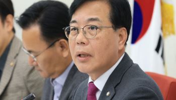 현안 관련 기자간담회, '답변하는 송언석'