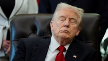 시차 적응 아직 못했나…트럼프, 행사중 졸음과 고군분투(영상)