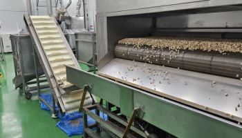 "커피만 볶나요? 견과류도 배전이 중요합니다."